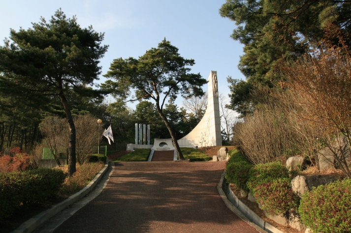 기념탑 전경 사진입니다