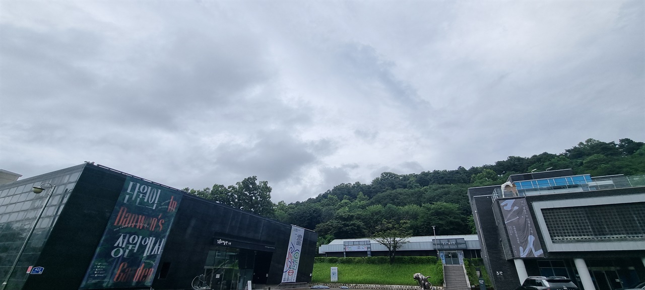 김홍도미술관 전경 날씨와 상관없이 예술을 즐길 수 있는 공공미술관