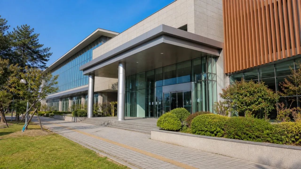 맑은 날 오후에 촬영한 곡성군 레저문화센터 건물의 넓은 전경
