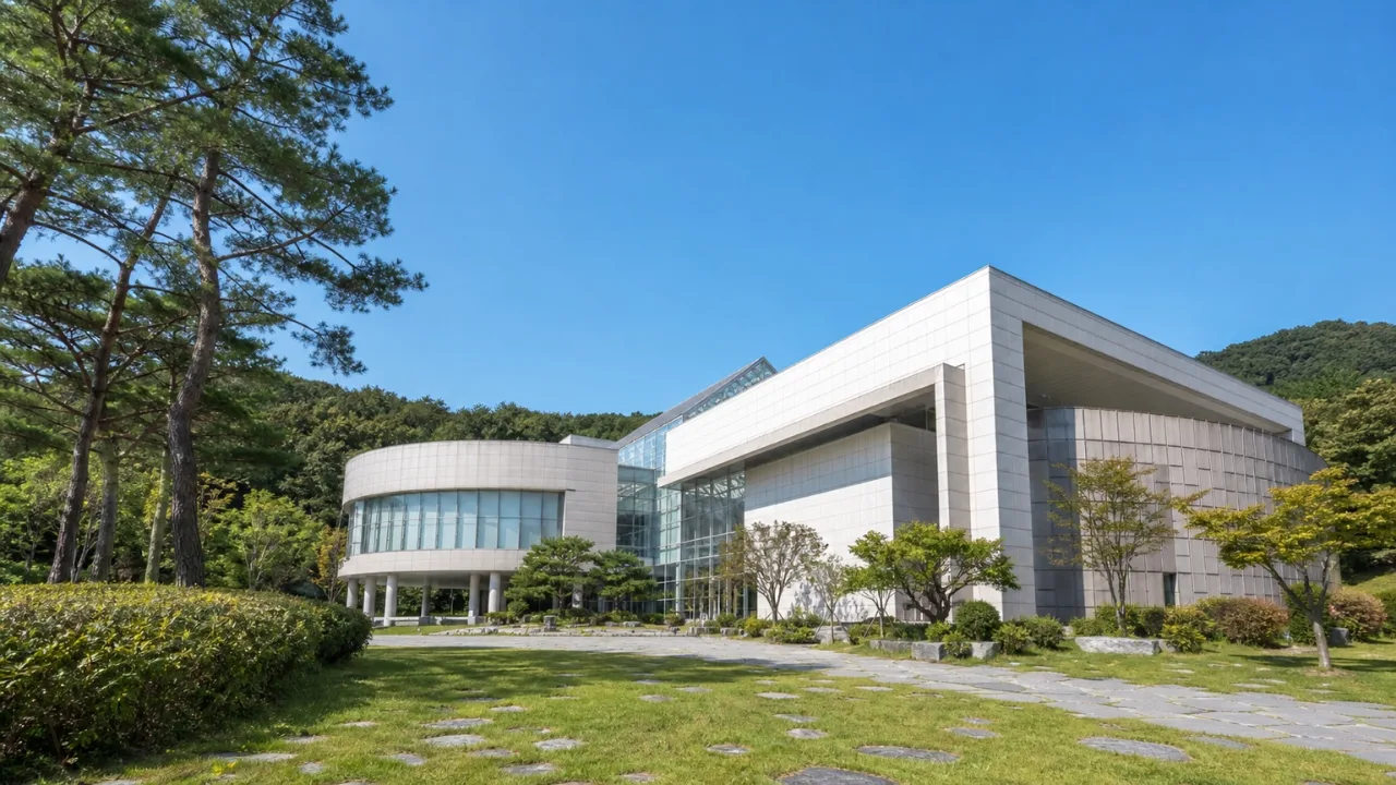 맑은 날 푸른 나무들에 둘러싸인 상주박물관 건물의 전체적인 전경 외관 사진
