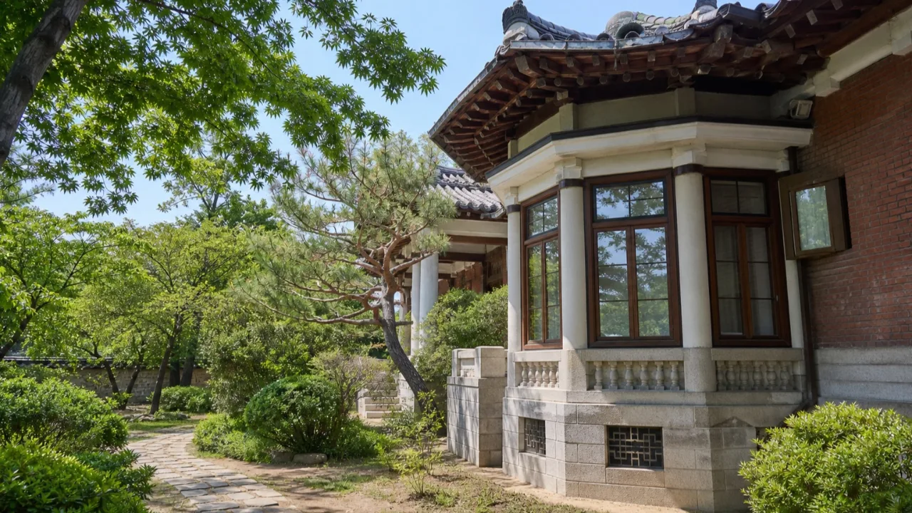 맑은 날 서울 종로구 박노수미술관의 정원과 건물 전경
