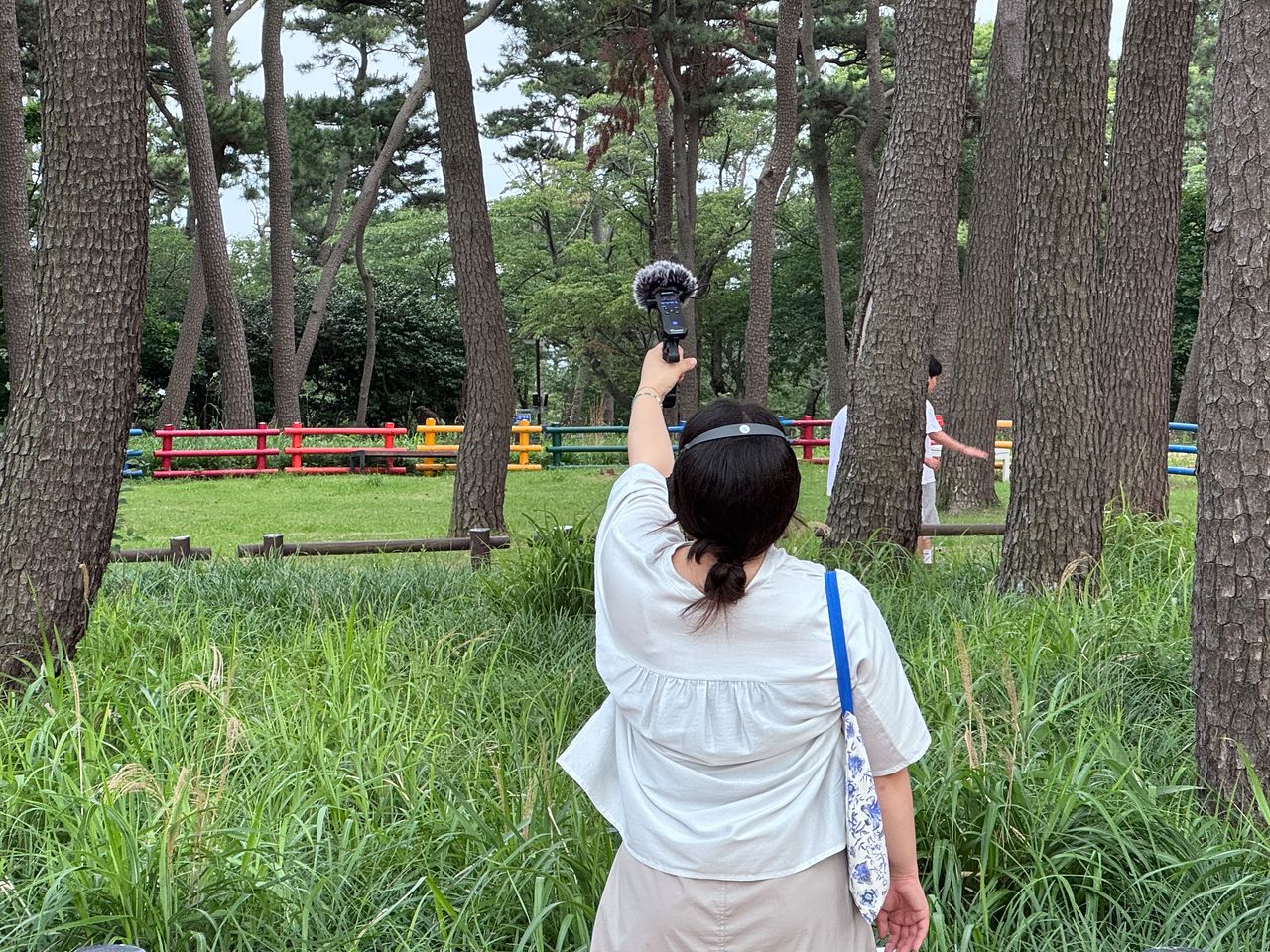 해파랑길 숲속 바람소리를 듣고 있는 사운드워킹 참가자의 모습. 사진 울산 동구