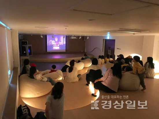 ▲ 북적온 마루에서는 영화 상영과 같은 행사와 공연도 감상할 수 있다..