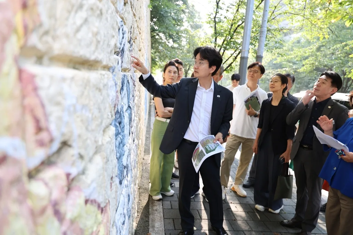서준오 노원구청장이 지난 18일 월계2동 주민제안사업(월계고 벽화사업)현장을 찾아 벽화를 확인하고 있다. 노원구 제공