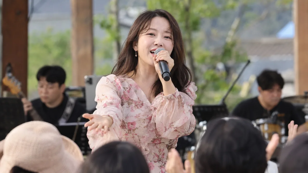 신례2리마을회관 음악회 무대에서 공연하는 한국인 가수