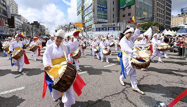 지난해 9월 인천 부평구 부평역 일대에서 열린 ’제29회 부평풍물대축제’에서 참가자들이 풍물 공연을 선보이고 있다. 올해도 부평풍물대축제를 비롯해 인천 곳곳에서 가을 축제가 열린다. 인천 부평구 제공